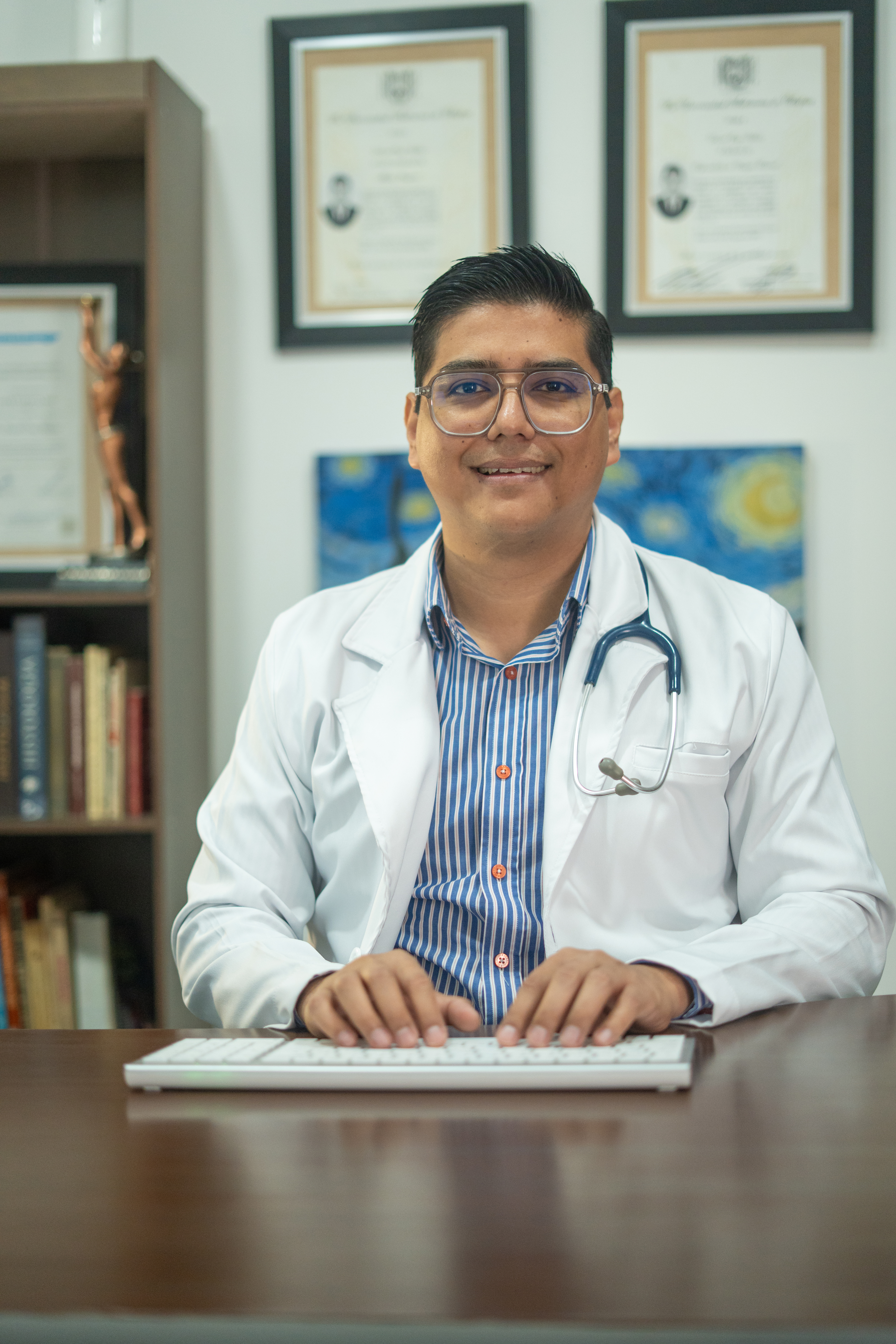 Dr. David Cruz Vilchis en consulta